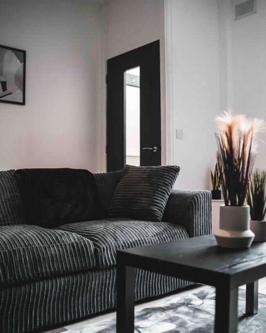 Comfortable Home In Bolton Farnworth Exteriör bild