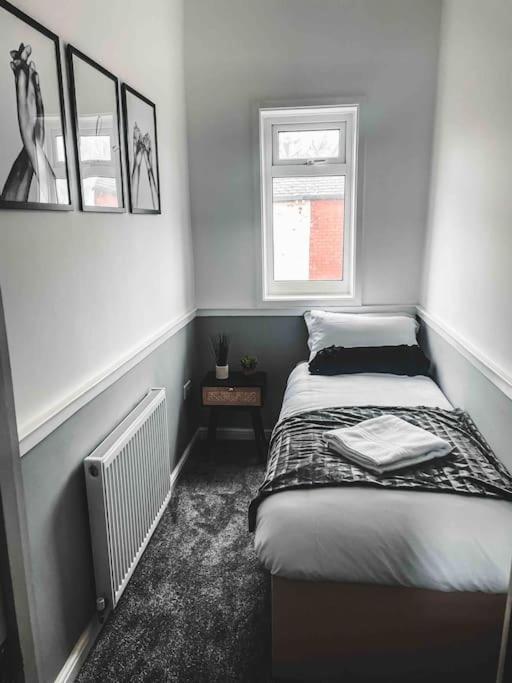 Comfortable Home In Bolton Farnworth Exteriör bild